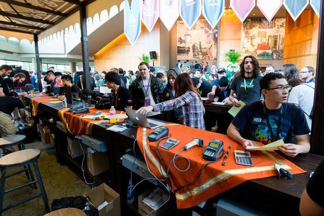 Liangchen , Jax, 和恶魔领主绕过 Baiye ，他的输出达到了最大值。 Bilibili Gaming 和 Weibo Gaming 打成平局。